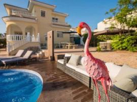Stunning villa private heated pool & Spa Ciudad Quesada, hotel u gradu 'Ciudad Quesada'