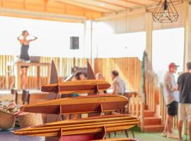 Atlantis Surf Hostel, hotel v destinaci Moya