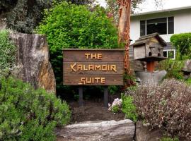 The Kalamoir Suite - Licensed, viešbutis mieste Vakarų Kelouna