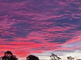 Sunset Manor Stays- Pet Friendly Unit Bairnsdale, hotel in Bairnsdale