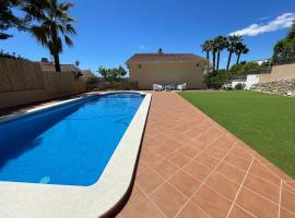 Villa Rústica Mediterránea con piscina privada al lado de Sitges, hotel di Barcelona