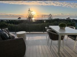 Panoramic Ocean View 2 bed 2 bath, apartment in Alexandra Headland