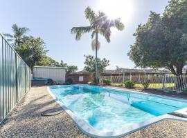 Beachside Bliss - Spacious Getaway with Pool, hotel a Coffs Harbour