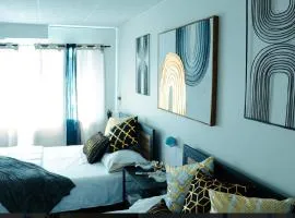 Stylish Cozy Quiet Family Retreat and Romantic getaway Sleeps up to 7 with Fast Wifi, Free Parking, Work station, Alexa enabled, Fenced in Backyard for Pets Grill Party Patio, Porch, Beach, Canal, stadium,Boardwalk Restaurants, and much more!