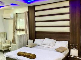 Hogis Exclusive Lodge, E1 ESTATE LEMMA, hotel with parking in Calabar