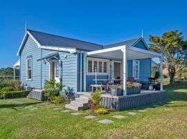 The Blue Villa - Waipu Holiday Home, koča v mestu Waipu