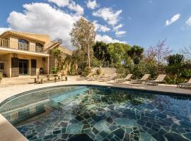 Cozy Home In Es Carritx With Outdoor Swimming Pool، بيت عطلات في Es Carritxo
