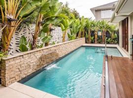 Sleek Tropical Oasis - Bridgeman Downs: Bald Hills şehrinde bir otoparklı otel