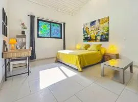 SHARED POOL King Bed & Air-Conditioned Cozy Apartment