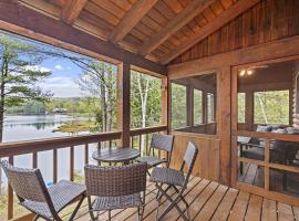 Private Lakefront! - Luxury Log House!, hótel í Sanbornton