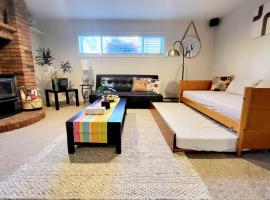 Spacious Vacataion Home in Gorgeous Neighbourhood, hotel a Victoria