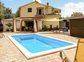 2 Bedroom Awesome Home In Zeliski, Hotel in Želiski