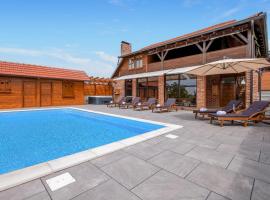Stunning Home In Rovisce With Outdoor Swimming Pool, villa i Rovišće
