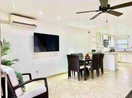 Jolly Harbour Luxury Townhome, cottage ở Jolly Harbour