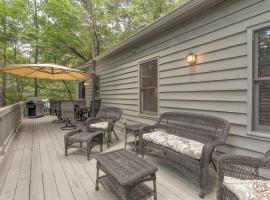 Reel Bliss Cabin - Cozy rustic interiors Wifi fireplace and lake access, villa in Marblehill