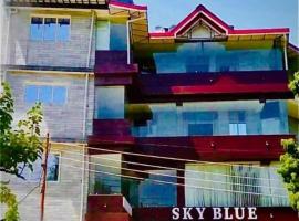 Sky Blue Hotel, hotel med parkering i Kangra