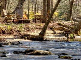 Cozy Creek Cabin Creekside comfort with a firepit and more, Hotel mit Parkplatz in Ellijay