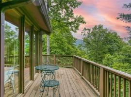 Chalet 141 - Peaceful wooded views cozy interiors plus wifi, hotel cu parcare din Marblehill