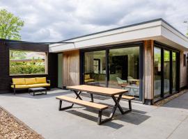 Stijlvol ingerichte (4 pers.) bungalow in Baarland, khách sạn ở Baarland