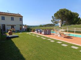 Green Bike Vintage Tuscany - Countryside holiday apartment with pool โรงแรมในSelvatelle
