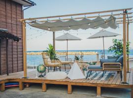 インフィニティ露天風呂 蔵サウナ オーシャンビュー 一棟貸切 Sea Side 椿, hotel with hot tubs in Sado