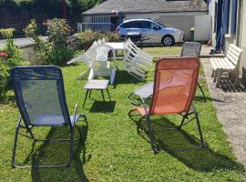 Maison plain pied, 2 chambres, longère typique , fraiche, dans bourg avec tous commerces, hotel a Luçay-le-Mâle