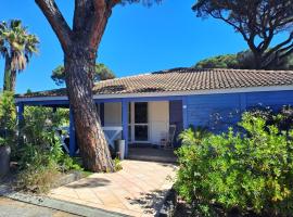 Kalnu kotedža Chalet californien climatis&eacute; 6 personnes dans domaine priv&eacute; avec piscine pilsētā Gasēna