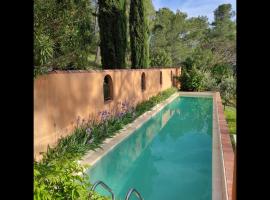 Soleil d'Azur - Jolie maison avec piscine privée – hotel w mieście Barjols