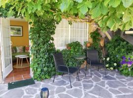 One bedroom apartement with furnished garden and wifi at Collado Villalba โรงแรมในโกยาโด-วียัลบา