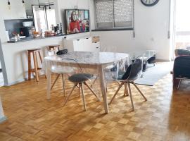 One bedroom apartement with furnished balcony at Pombal, מלון עם חניה בפומבל