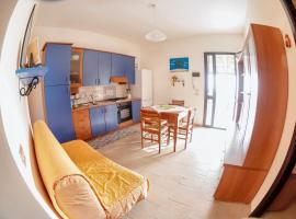 2 bedrooms apartement at Seccagrande 900 m away from the beach with sea view terrace and wifi, hotel med parkering i Seccagrande