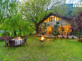 StayVista at Maryam Cottage - Pet-friendly Villa with Alfresco Dining, BBQ, Bonfire, hotel v destinaci Pahalgam