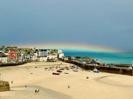 AMAZING LOCATION - "SMUGGLERS HIDE" & "SMUGGLERS CABIN" - a 2 BEDROOM FISHERMANS COTTAGE with HARBOUR VIEW and also a private entrance 1 BED STUDIO - 10 Metres To Sea Front - BOOK BOTH for ENTIRE 3 BEDROOM COTTAGE - 2023 GLOBAL REFURBISHMENT AWARD WINNER, hotel in St Ives