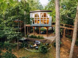 One-of-a-Kind Romantic Treehouse! Hot Tub & Jukebox, 1hr to Nashville!, cottage in Bloomington Springs