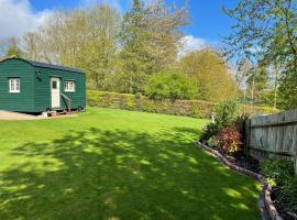 Beautiful Shepherd's Hut - Lois Weedon, hotel en Weston