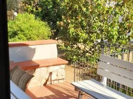 One bedroom apartement at Lacona 100 m away from the beach with enclosed garden