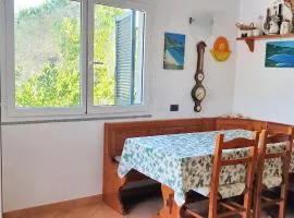 One bedroom apartement at Lacona 100 m away from the beach with enclosed garden