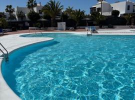 Casa amplia y moderna de 3 habitaciones en complejo con piscina, hotel en Costa Teguise