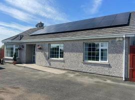 4-Bed House in Rosslare Strand with swimming pool, hotel with pools in Mervyn