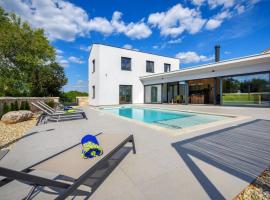 Beautiful Villa 115 with pool in Visnjan, Hotel in Katun