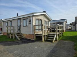 Castaways Holiday Park, glamping site in Bacton