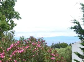Summer House with sea view and garden, hotel in Kriopigi