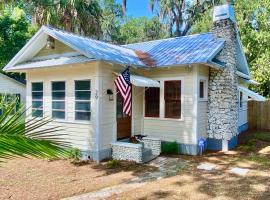 1940 Cottage on the Nature Coast, cottage in Yankeetown