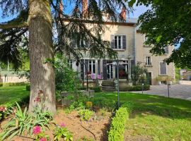 Chambres d'Hôtes Côté Parc-Côté Jardin avec parking privé gratuit, hôtel à Nevers