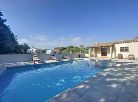 Grand studio avec piscine et spa: Le Soler şehrinde bir otoparklı otel