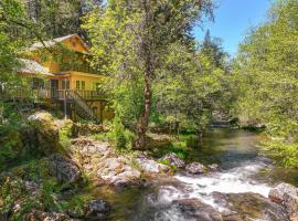 Secluded Wilseyville Home with On-Site River Access!, vikendica 