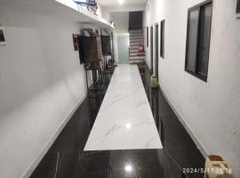 KUBER BHANDARI GUEST HOUSE AND HOTEL, hotel s parkovaním v destinácii Sehore