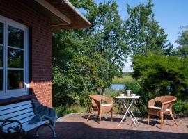 Reetdachhaus Eiderblick, hotel con estacionamiento en Breiholz