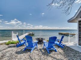Waterfront Romulus Getaway with Private Dock!, villa in Romulus