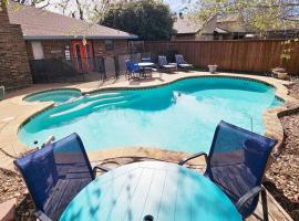 Prime Location Getaway with Pool and Theatre Room 3Bedroom 2Bath, cottage a Lewisville